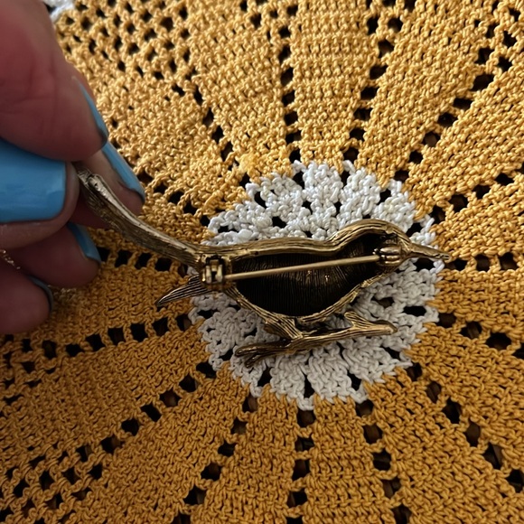 Awesome Vintage Brooch.  Bird Sitting on a Limb - Picture 7 of 8